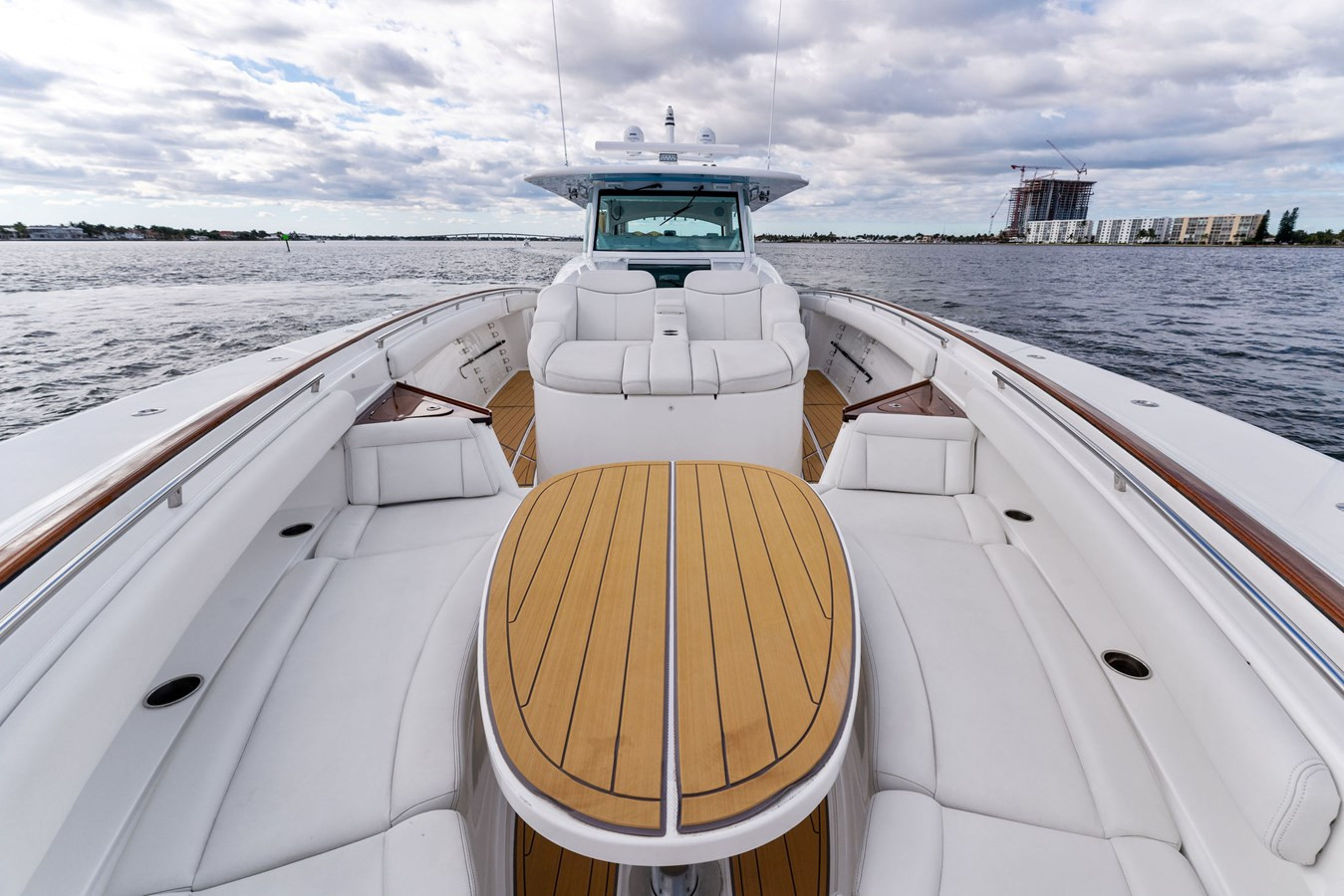 https://arconyachts.ams3.digitaloceanspaces.com/107064/conversions/large_4061981-optimize.jpg