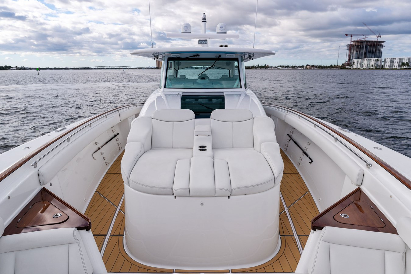 https://arconyachts.ams3.digitaloceanspaces.com/107067/conversions/large_4061983-optimize.jpg