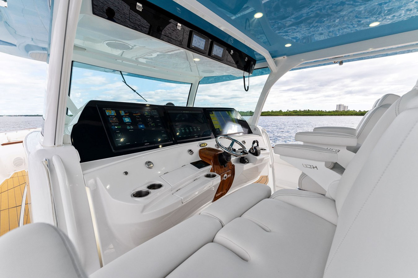 https://arconyachts.ams3.digitaloceanspaces.com/107075/conversions/large_4061997-optimize.jpg