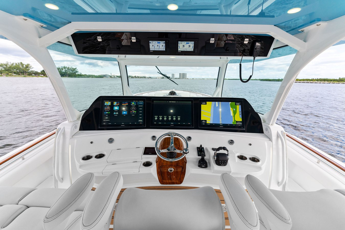 https://arconyachts.ams3.digitaloceanspaces.com/107081/conversions/large_4062000-optimize.jpg