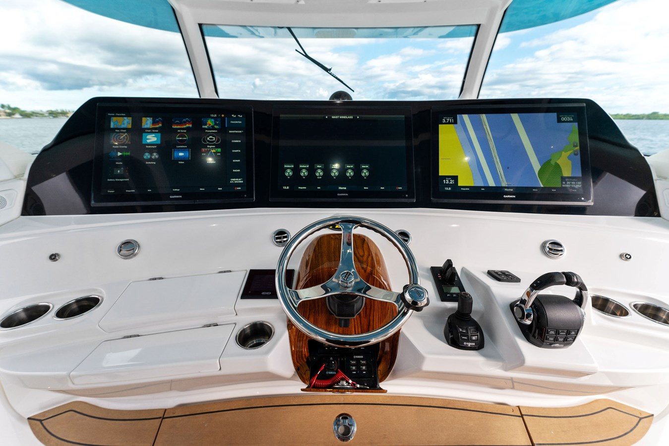 https://arconyachts.ams3.digitaloceanspaces.com/107097/conversions/large_4062017-optimize.jpg