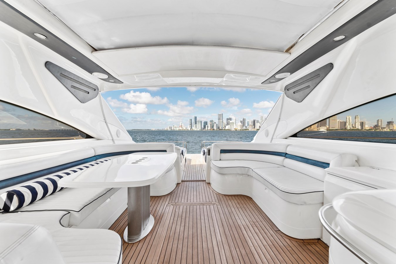 https://arconyachts.ams3.digitaloceanspaces.com/107136/conversions/large_4183003-optimize.jpg