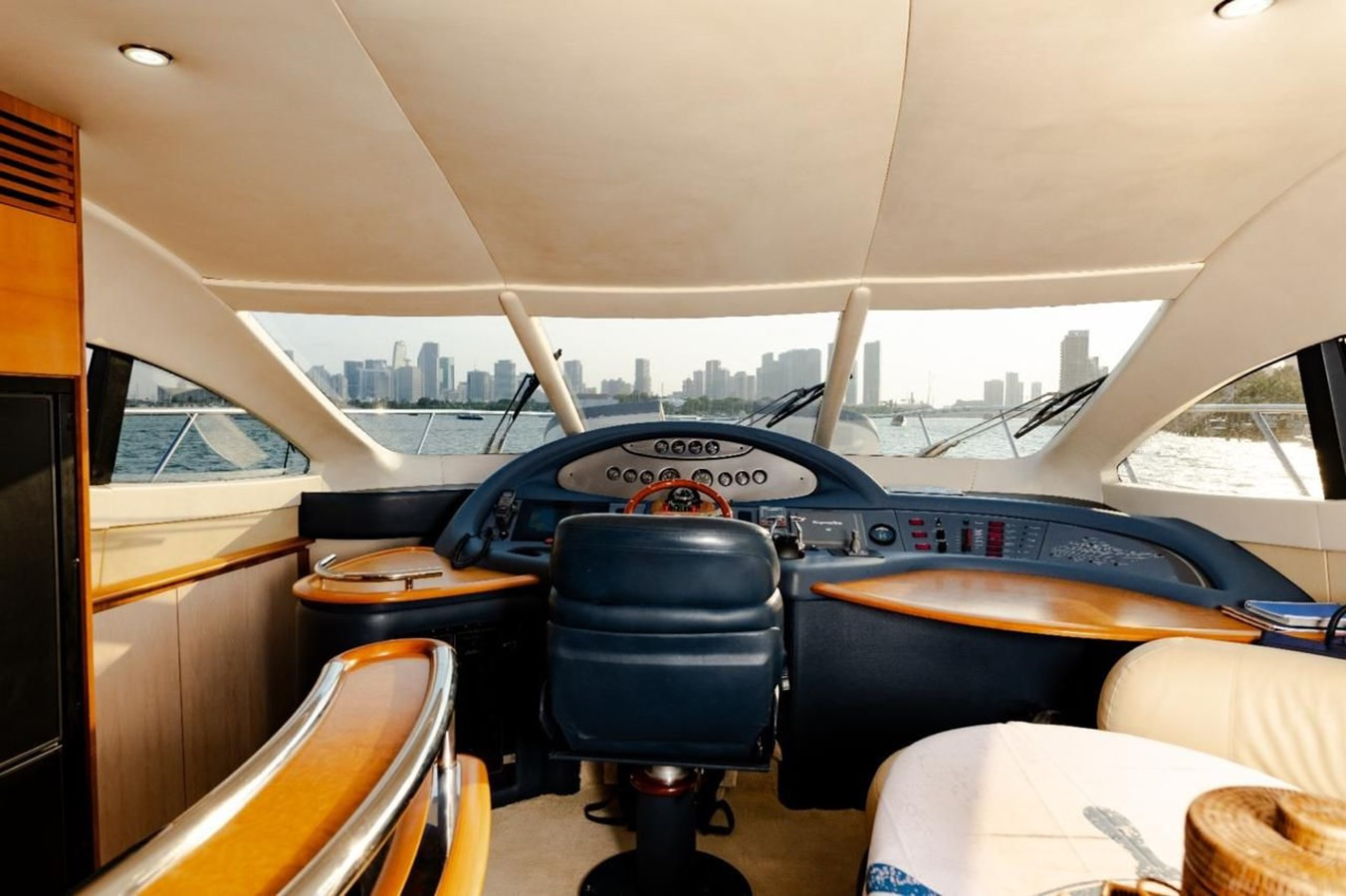 https://arconyachts.ams3.digitaloceanspaces.com/107503/conversions/large_4576387-optimize.jpg