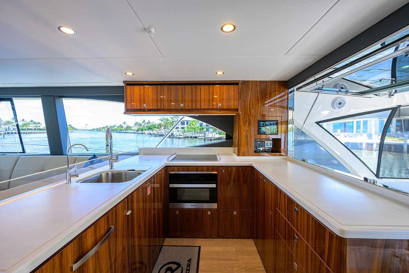 https://arconyachts.ams3.digitaloceanspaces.com/107645/conversions/large_4637956-optimize.jpg