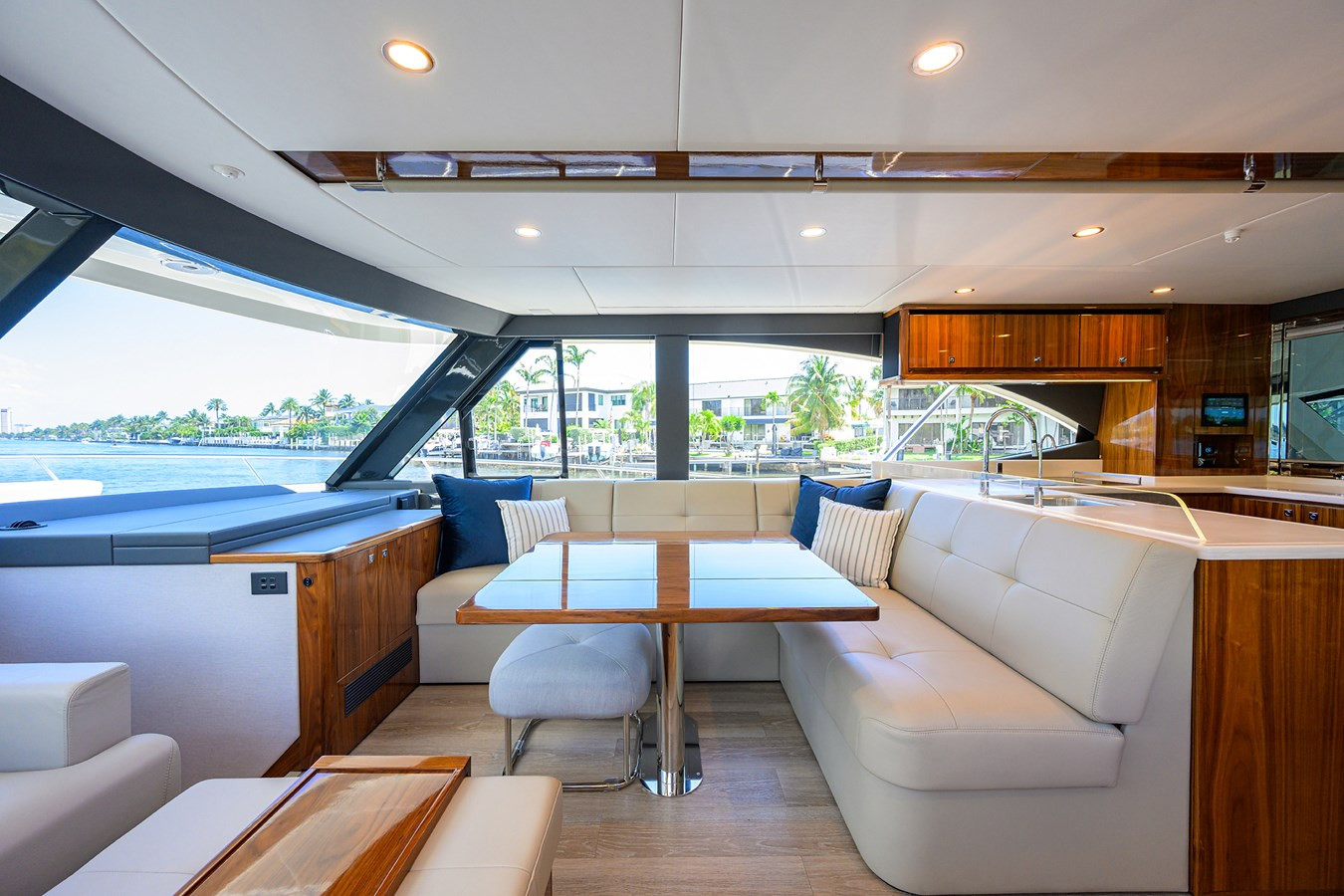 https://arconyachts.ams3.digitaloceanspaces.com/107673/conversions/large_4637965-optimize.jpg