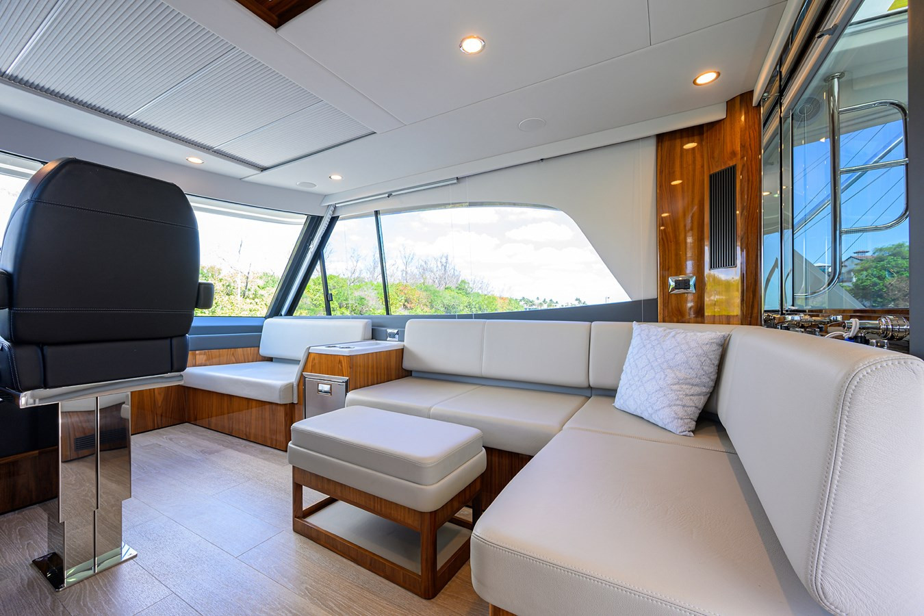 https://arconyachts.ams3.digitaloceanspaces.com/107697/conversions/large_4637997-optimize.jpg