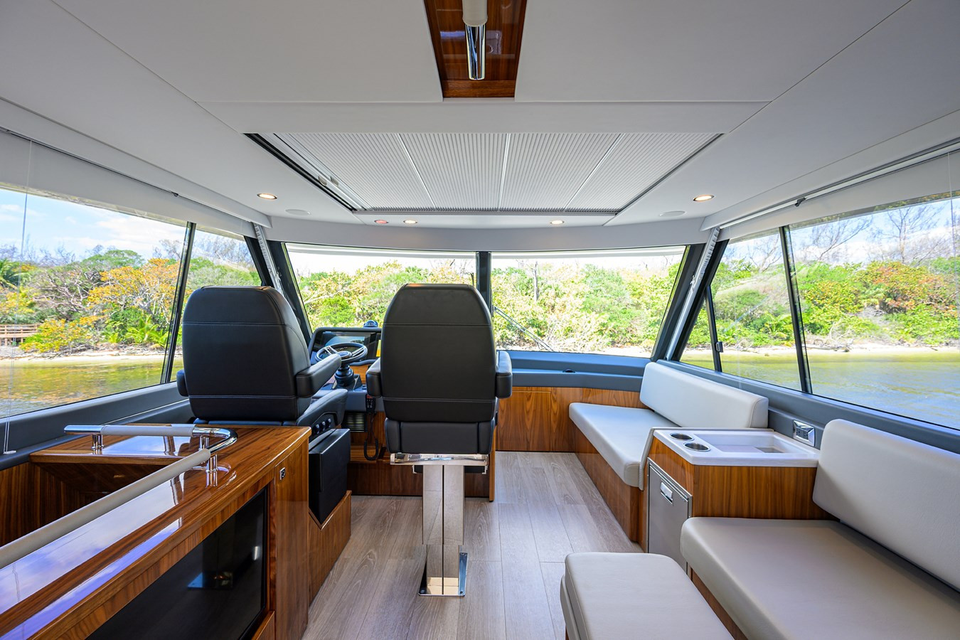 https://arconyachts.ams3.digitaloceanspaces.com/107703/conversions/large_4638001-optimize.jpg