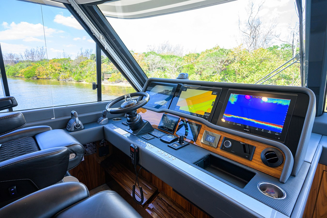 https://arconyachts.ams3.digitaloceanspaces.com/107715/conversions/large_4638005-optimize.jpg