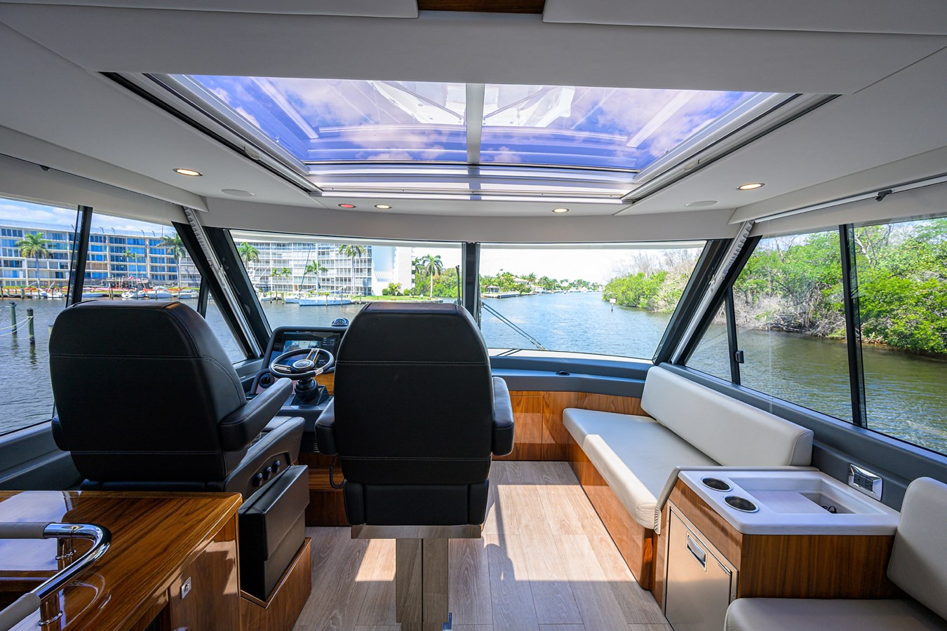 https://arconyachts.ams3.digitaloceanspaces.com/107720/conversions/large_4638007-optimize.jpg