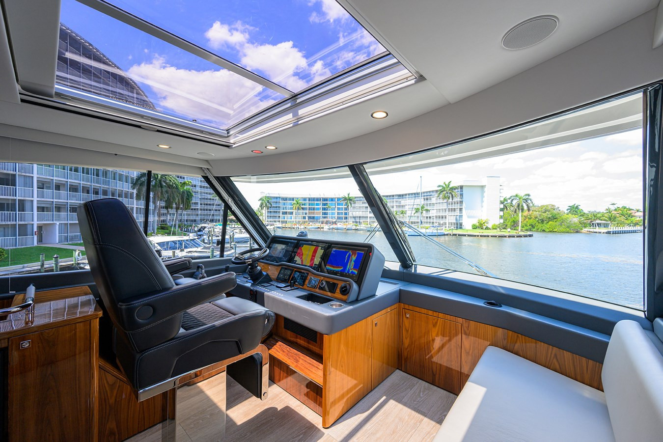 https://arconyachts.ams3.digitaloceanspaces.com/107723/conversions/large_4638008-optimize.jpg