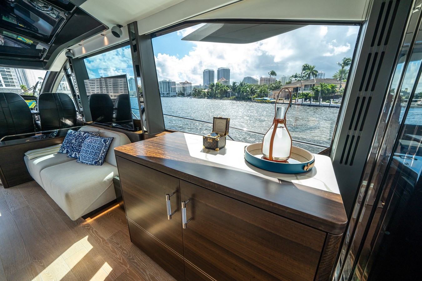 https://arconyachts.ams3.digitaloceanspaces.com/107800/conversions/large_4851627-optimize.jpg