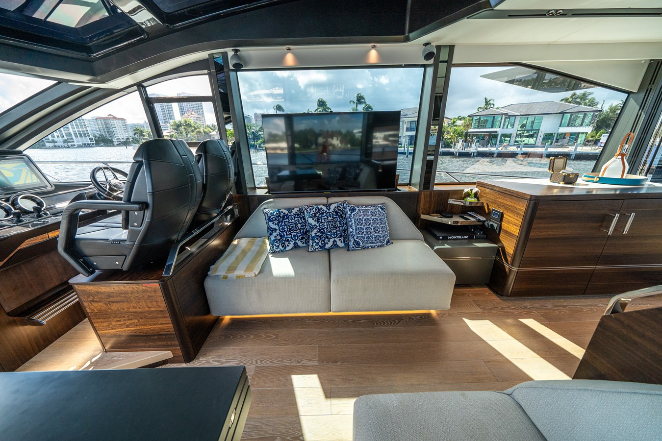 https://arconyachts.ams3.digitaloceanspaces.com/107810/conversions/large_4851632-optimize.jpg
