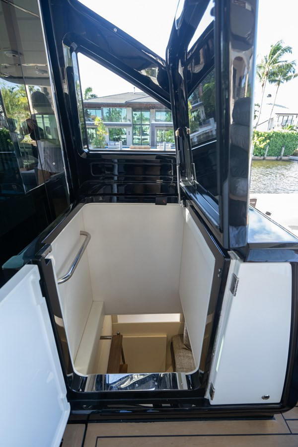 https://arconyachts.ams3.digitaloceanspaces.com/107882/conversions/large_4851659-optimize.jpg