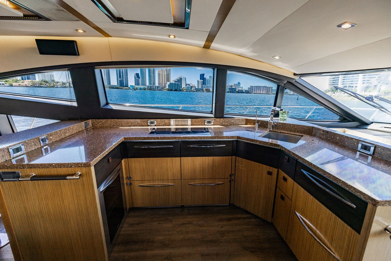 https://arconyachts.ams3.digitaloceanspaces.com/107959/conversions/large_4833719-optimize.jpg