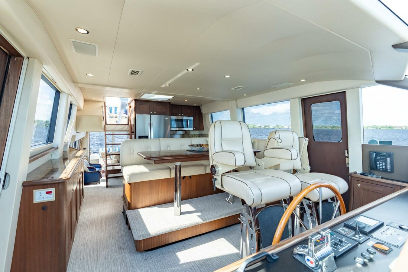 https://arconyachts.ams3.digitaloceanspaces.com/108015/conversions/large_4846053-optimize.jpg