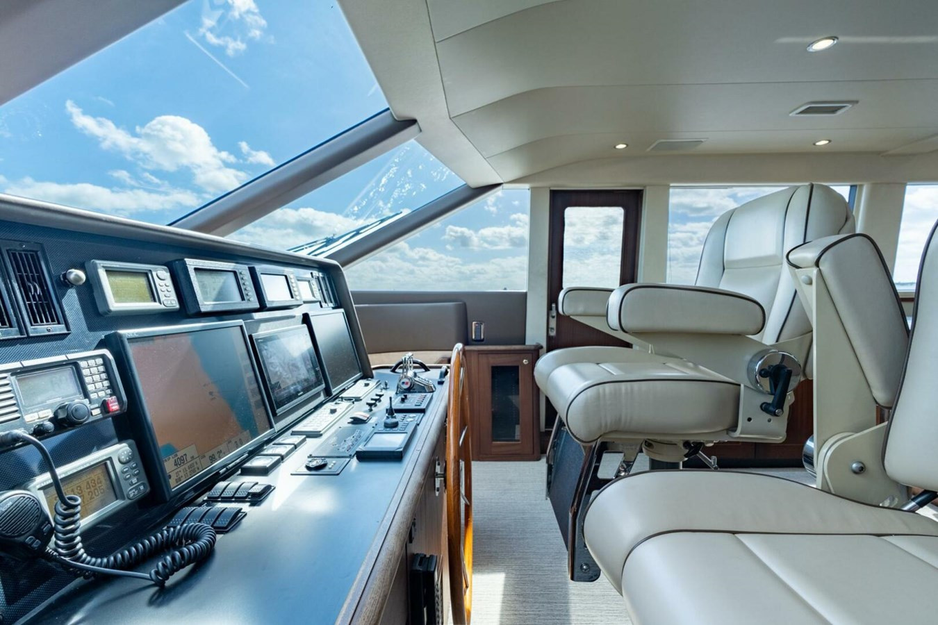 https://arconyachts.ams3.digitaloceanspaces.com/108021/conversions/large_4846055-optimize.jpg