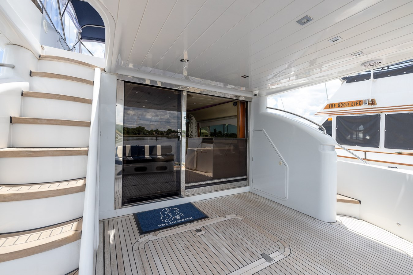 https://arconyachts.ams3.digitaloceanspaces.com/108130/conversions/large_3559595-optimize.jpg