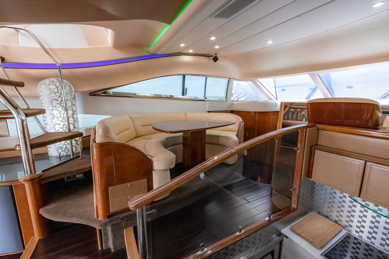 https://arconyachts.ams3.digitaloceanspaces.com/108170/conversions/large_3559582-optimize.jpg