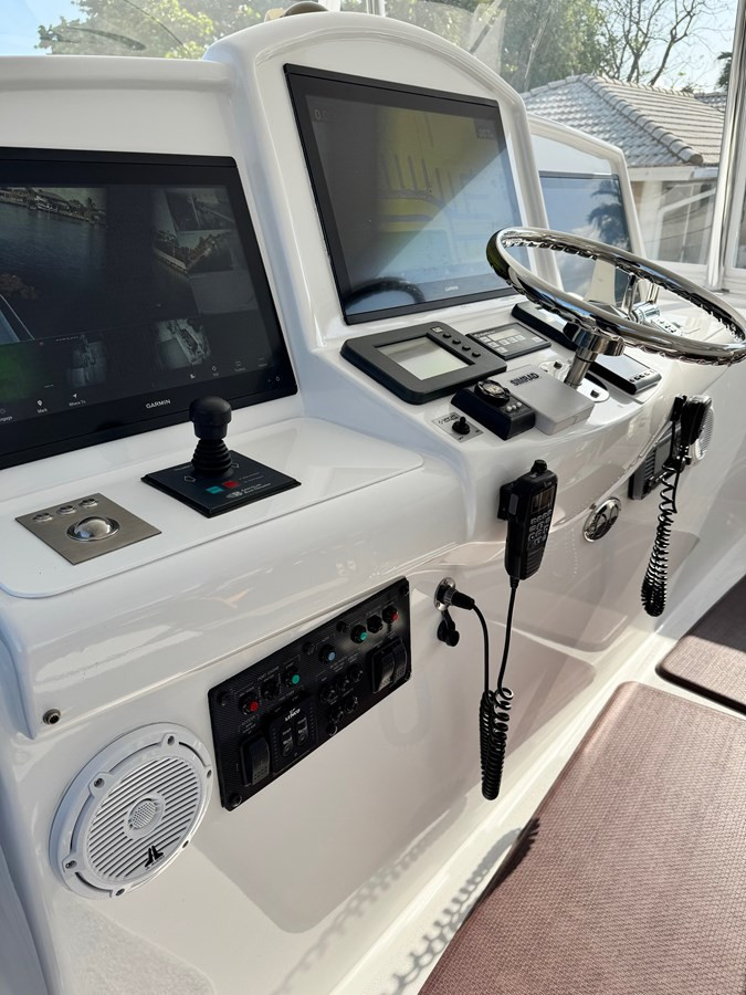https://arconyachts.ams3.digitaloceanspaces.com/108227/conversions/large_4654694-optimize.jpg