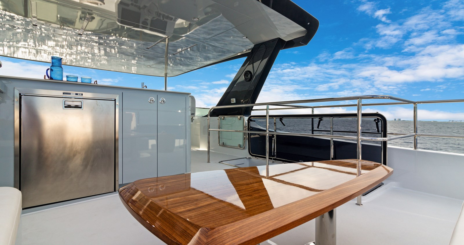 https://arconyachts.ams3.digitaloceanspaces.com/108244/conversions/large_3921432-optimize.jpg