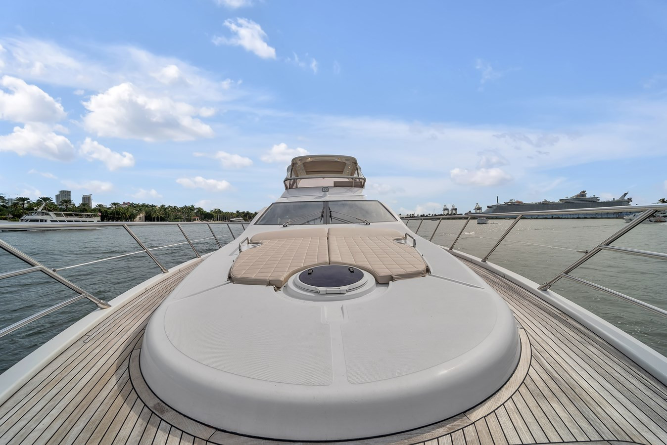 https://arconyachts.ams3.digitaloceanspaces.com/108530/conversions/large_4702179-optimize.jpg
