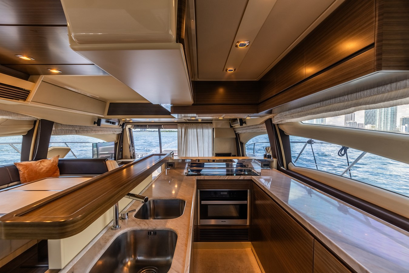https://arconyachts.ams3.digitaloceanspaces.com/109084/conversions/large_4810637-optimize.jpg