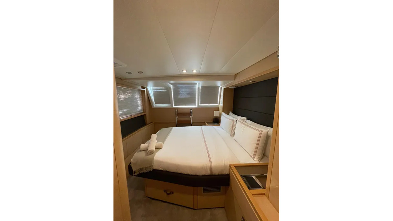 https://arconyachts.ams3.digitaloceanspaces.com/109158/conversions/large_4703622-optimize.jpg