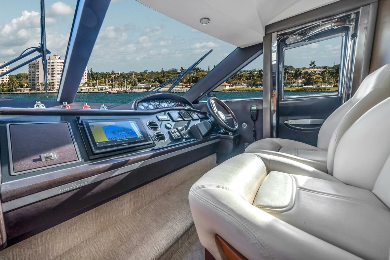 https://arconyachts.ams3.digitaloceanspaces.com/109515/conversions/large_4840514-optimize.jpg