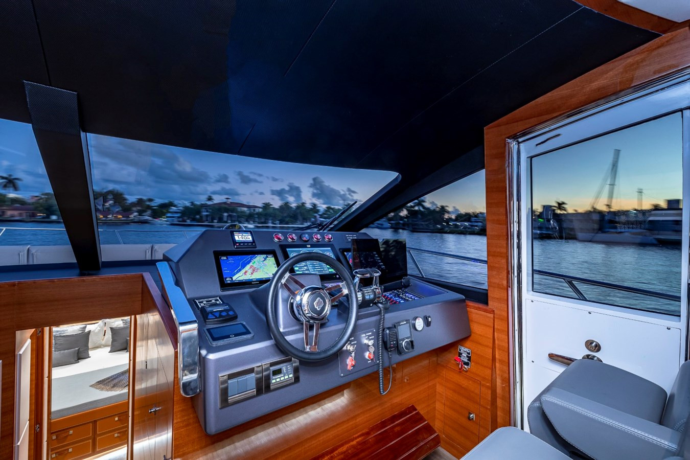 https://arconyachts.ams3.digitaloceanspaces.com/109607/conversions/large_3634778-optimize.jpg