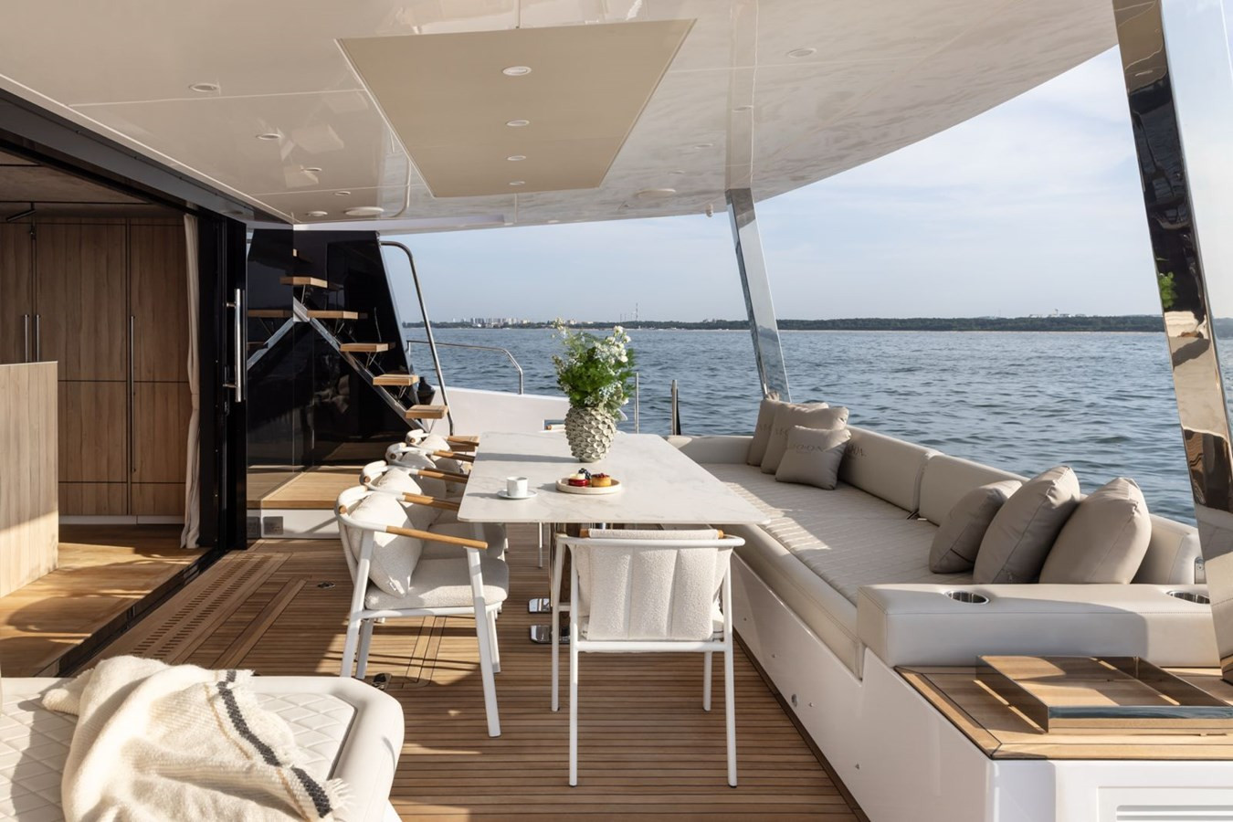 https://arconyachts.ams3.digitaloceanspaces.com/109671/conversions/large_4811967-optimize.jpg
