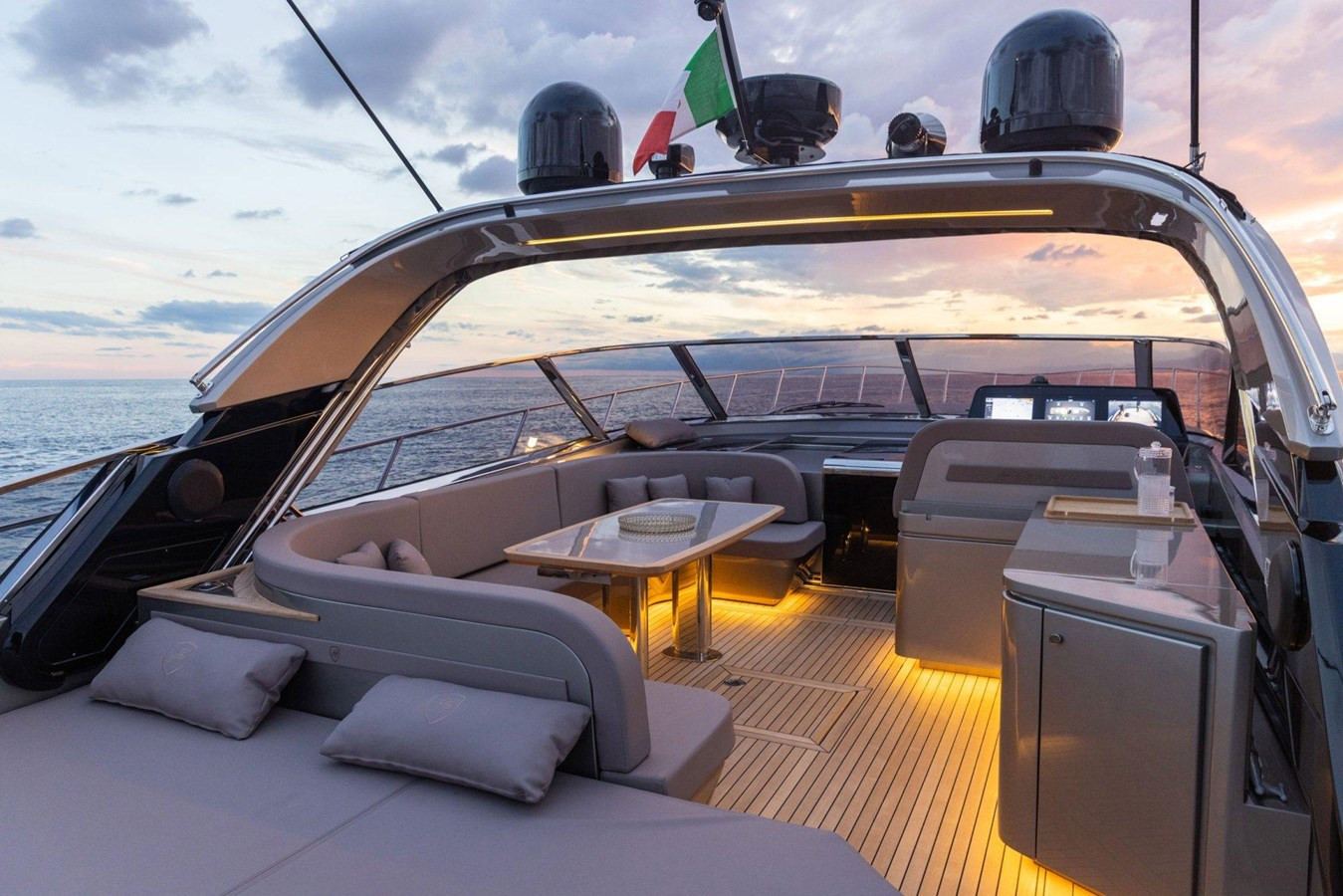 https://arconyachts.ams3.digitaloceanspaces.com/109884/conversions/large_4120921-optimize.jpg