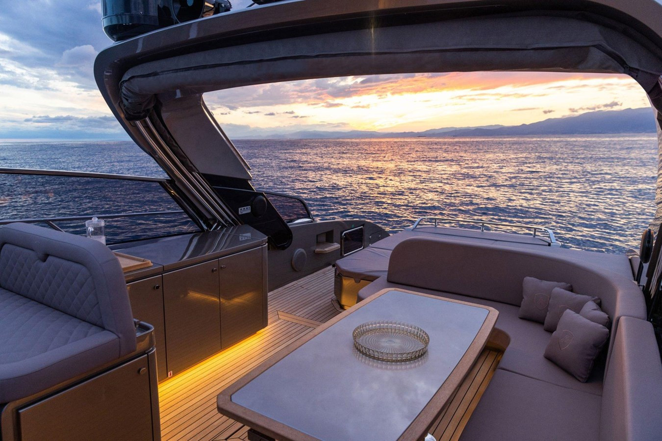 https://arconyachts.ams3.digitaloceanspaces.com/109888/conversions/large_4120922-optimize.jpg