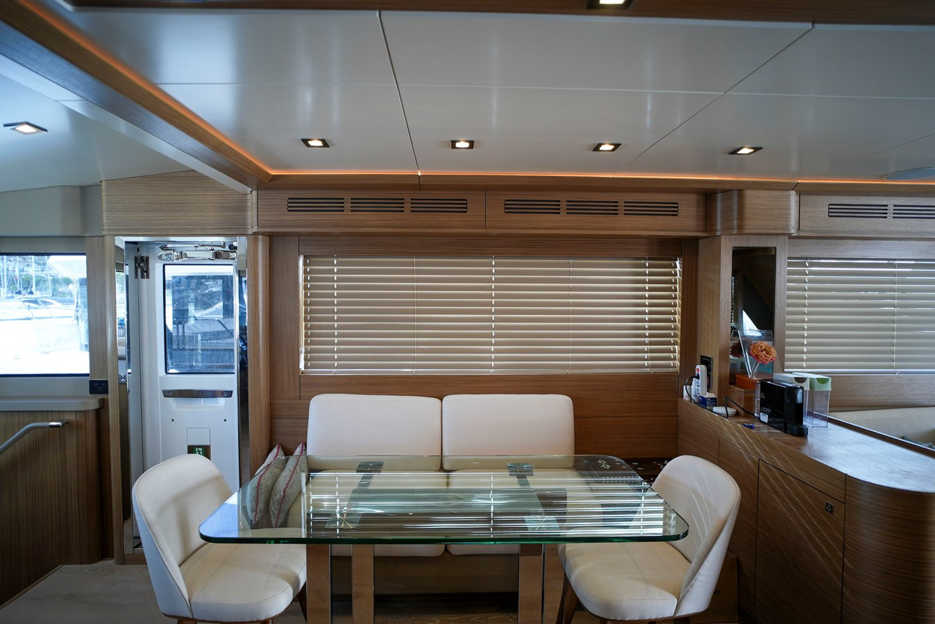 https://arconyachts.ams3.digitaloceanspaces.com/110190/conversions/large_4643767-optimize.jpg