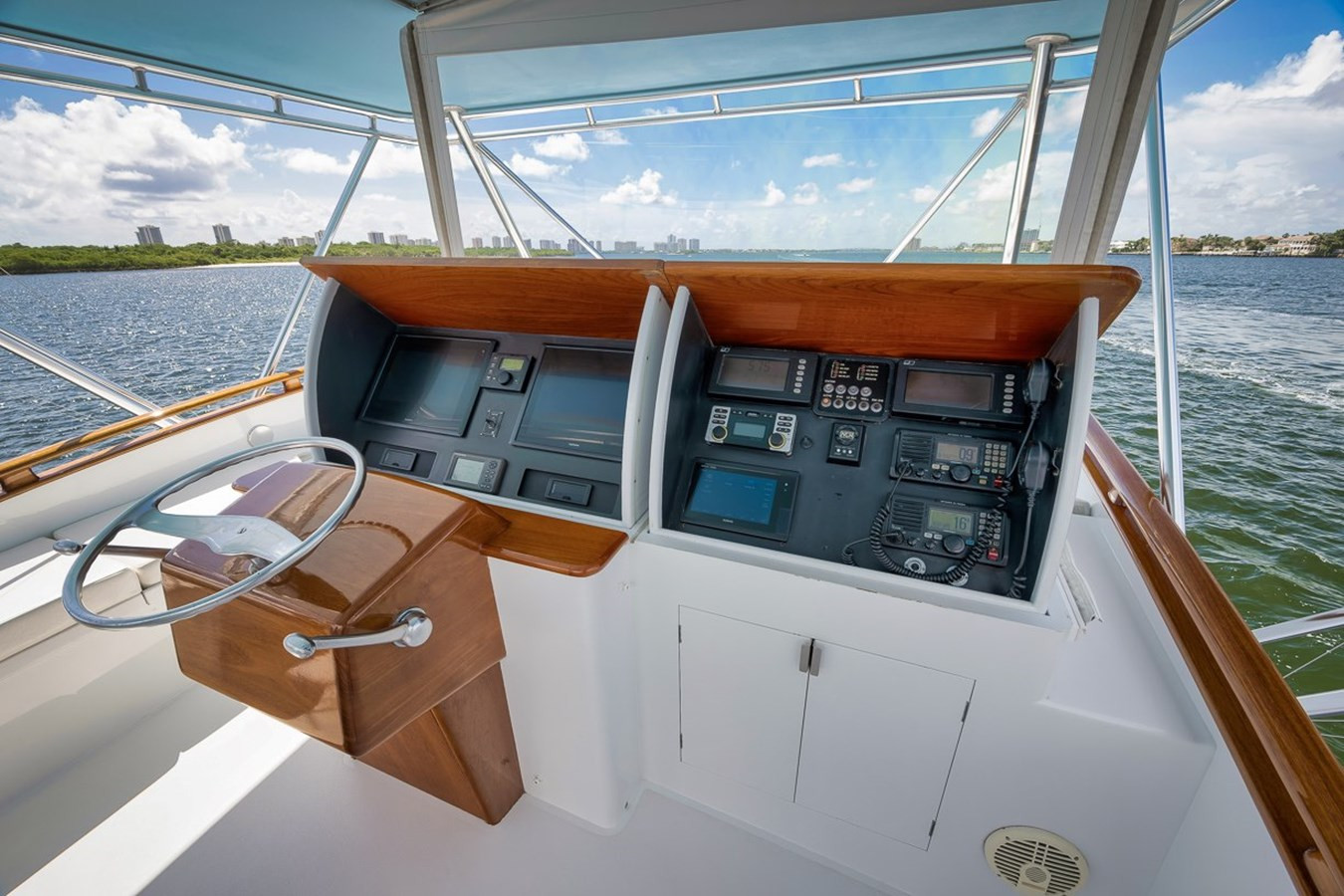 https://arconyachts.ams3.digitaloceanspaces.com/110444/conversions/large_4321075-optimize.jpg