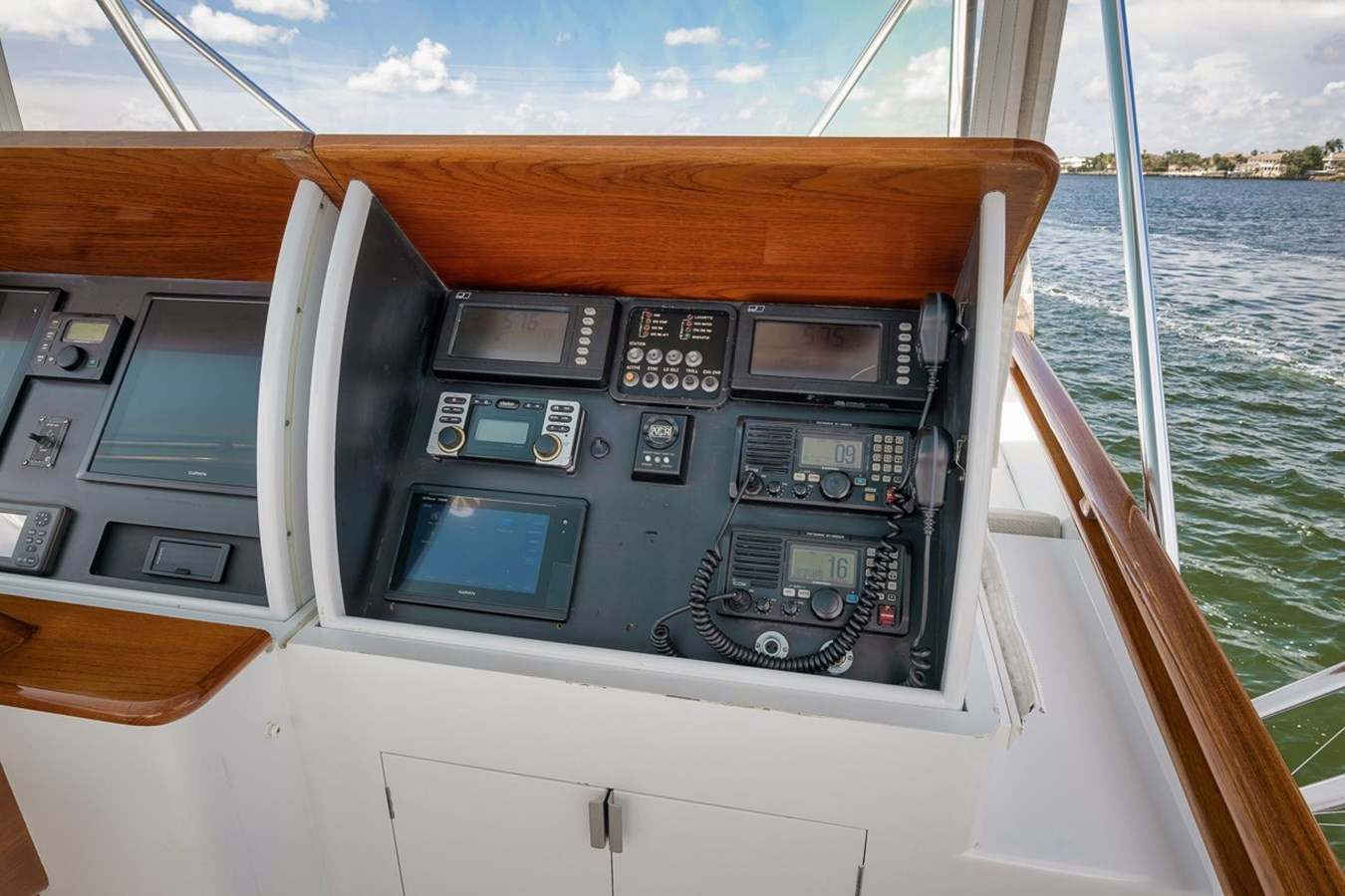 https://arconyachts.ams3.digitaloceanspaces.com/110447/conversions/large_4321076-optimize.jpg