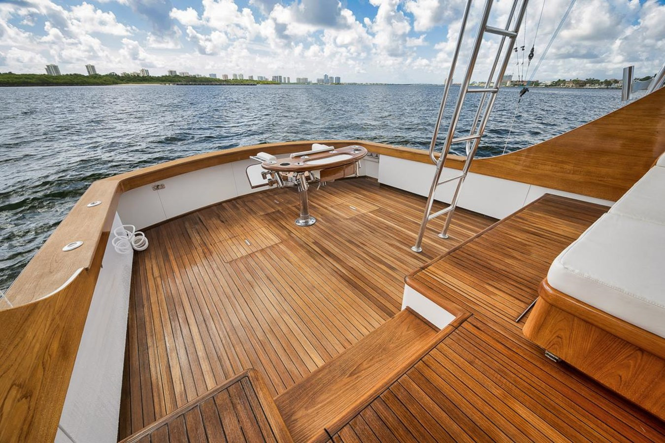 https://arconyachts.ams3.digitaloceanspaces.com/110462/conversions/large_4321067-optimize.jpg