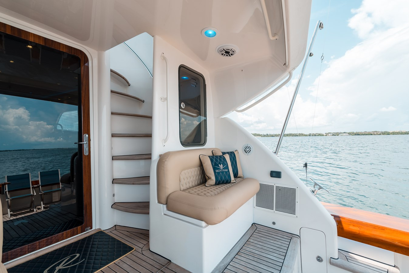 https://arconyachts.ams3.digitaloceanspaces.com/110582/conversions/large_4275712-optimize.jpg