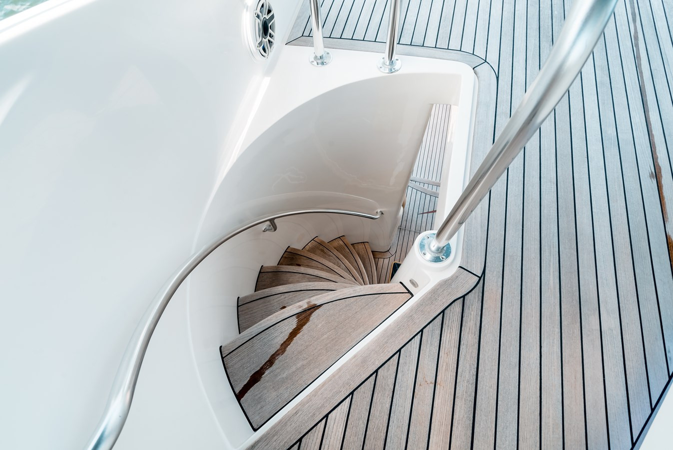 https://arconyachts.ams3.digitaloceanspaces.com/110586/conversions/large_4275713-optimize.jpg
