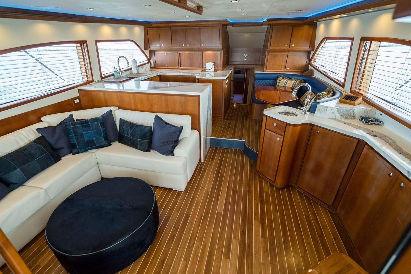 https://arconyachts.ams3.digitaloceanspaces.com/110626/conversions/large_4275729-optimize.jpg