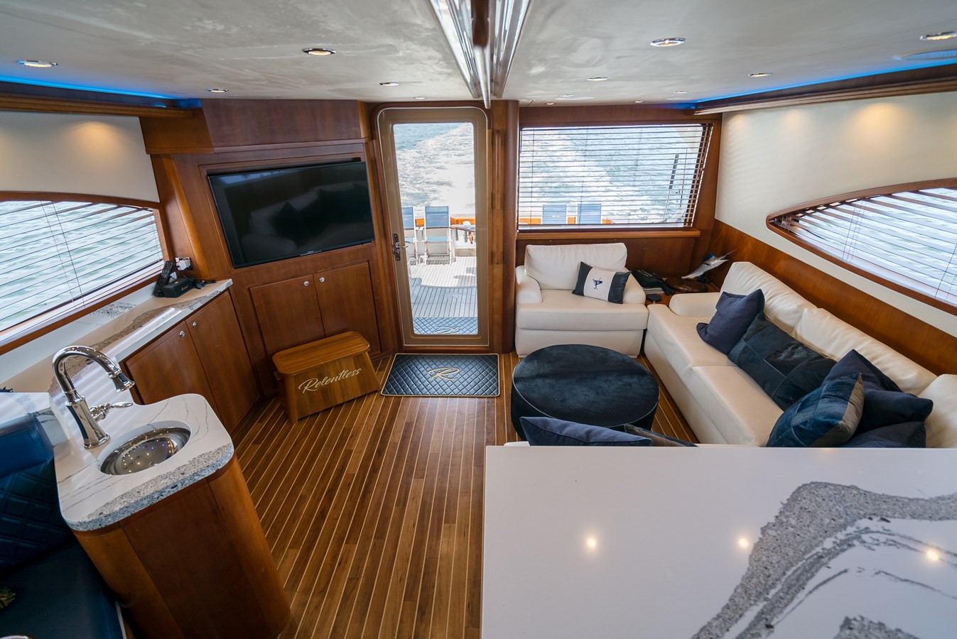https://arconyachts.ams3.digitaloceanspaces.com/110631/conversions/large_4275731-optimize.jpg