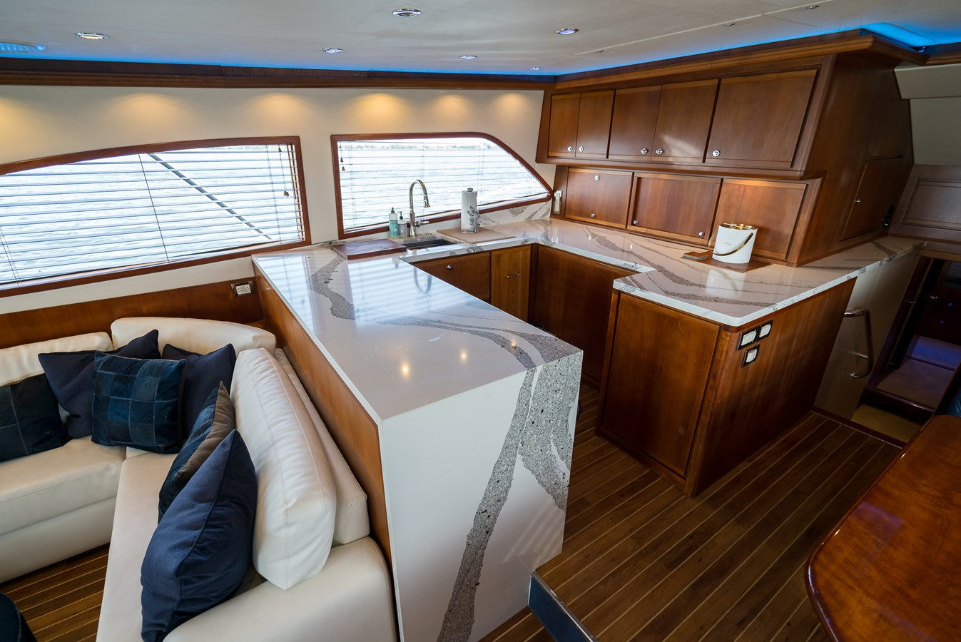 https://arconyachts.ams3.digitaloceanspaces.com/110641/conversions/large_4275734-optimize.jpg