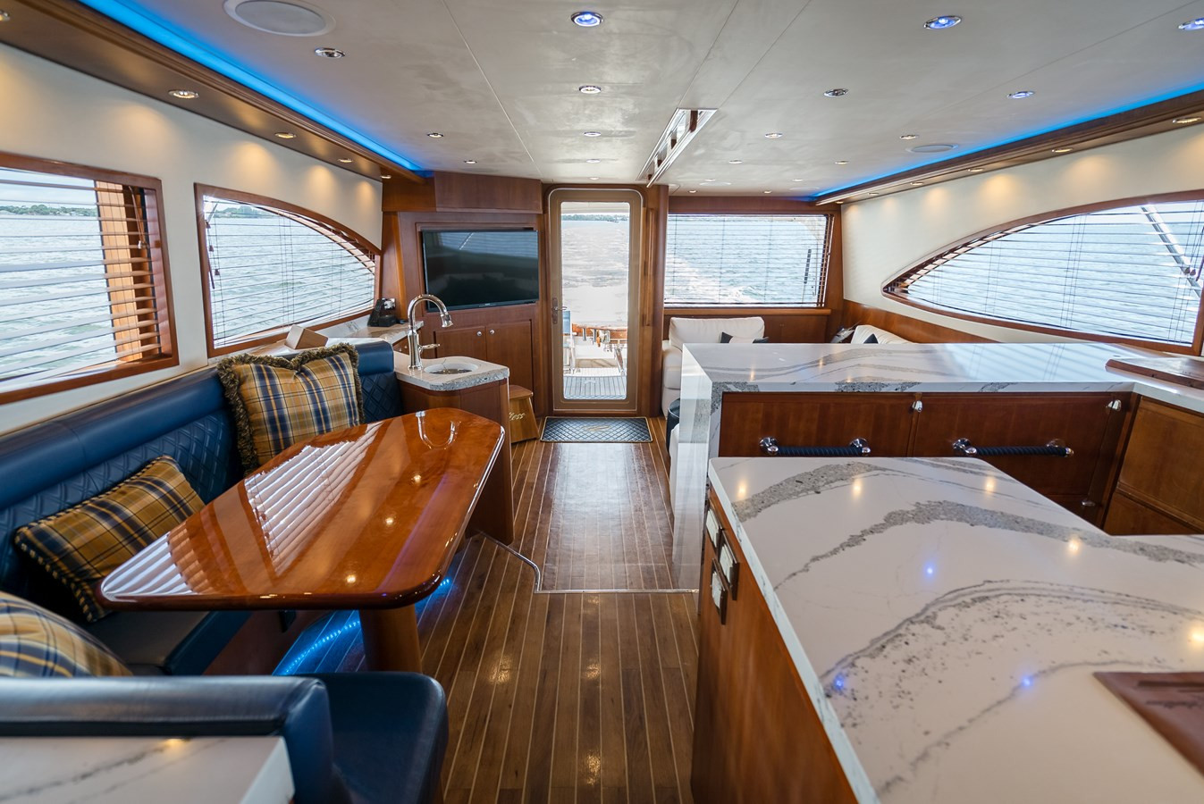 https://arconyachts.ams3.digitaloceanspaces.com/110653/conversions/large_4275738-optimize.jpg