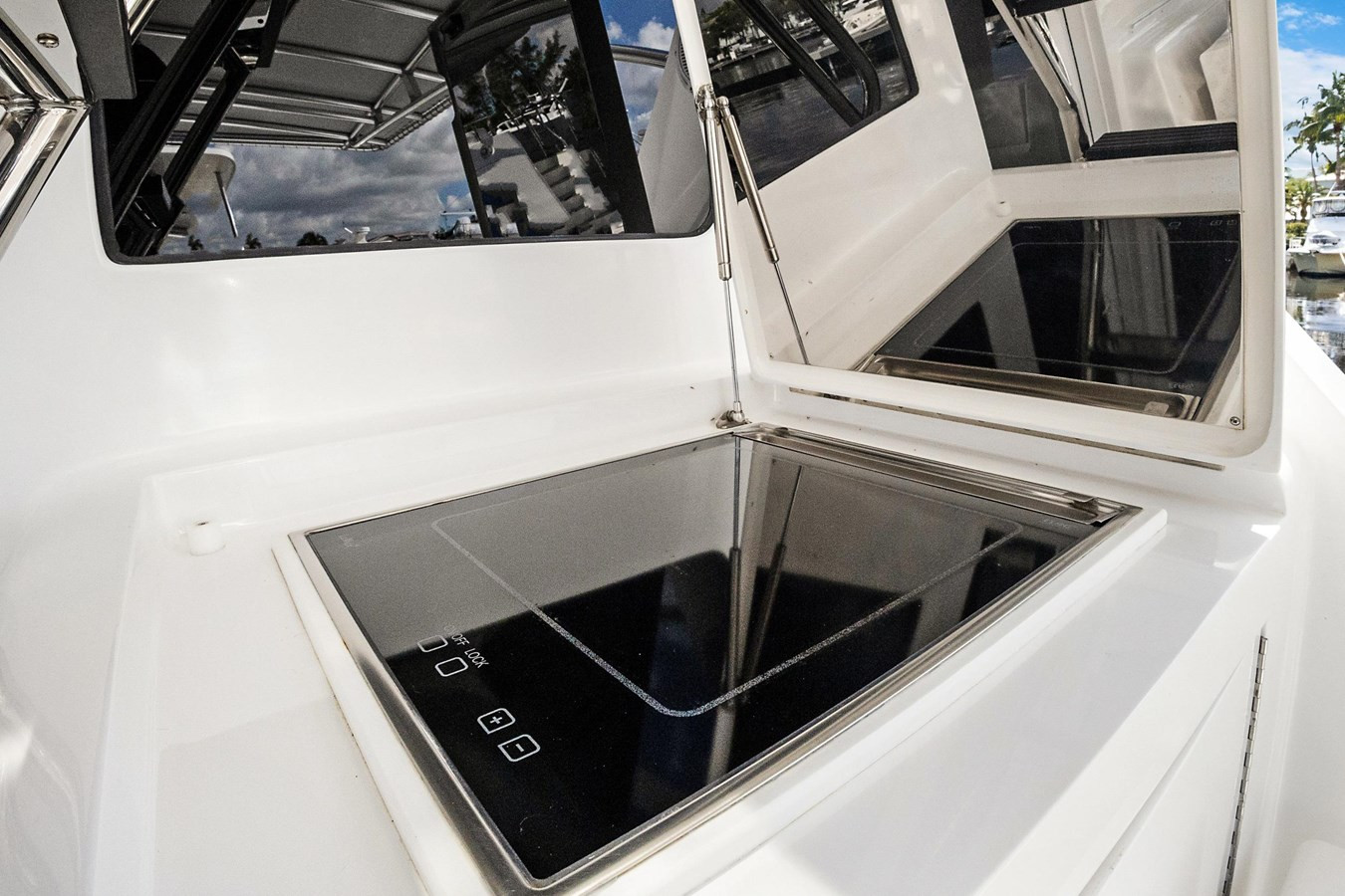 https://arconyachts.ams3.digitaloceanspaces.com/110777/conversions/large_4583449-optimize.jpg