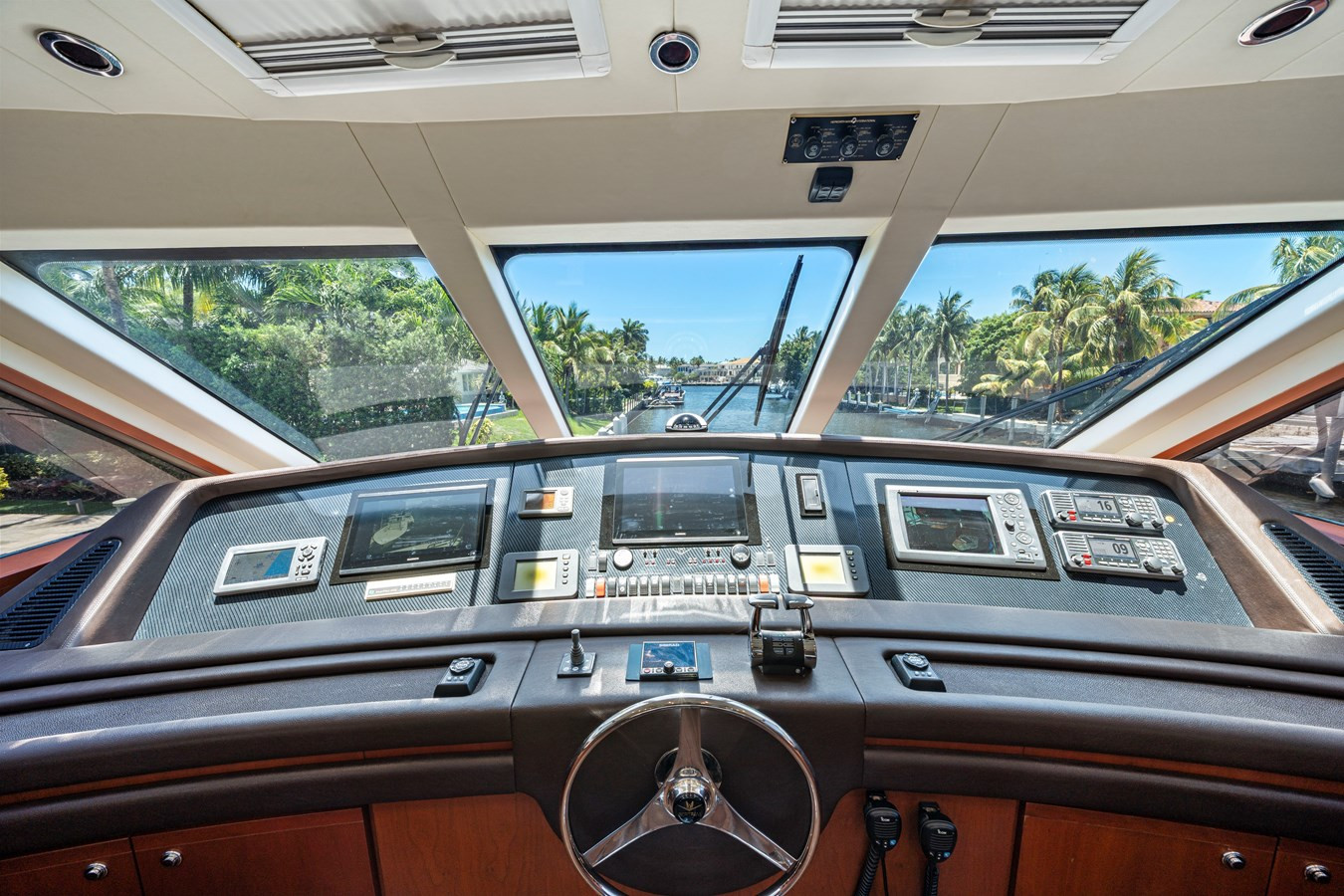 https://arconyachts.ams3.digitaloceanspaces.com/110893/conversions/large_4694214-optimize.jpg