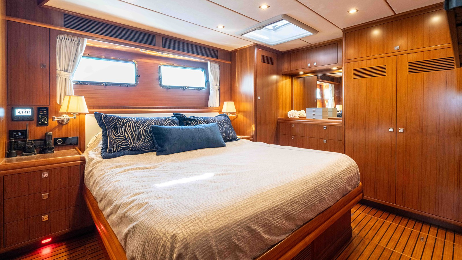 https://arconyachts.ams3.digitaloceanspaces.com/110984/conversions/large_4852922-optimize.jpg