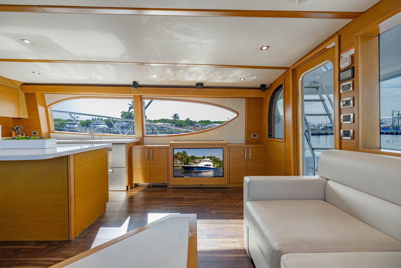 https://arconyachts.ams3.digitaloceanspaces.com/110989/conversions/large_4765663-optimize.jpg