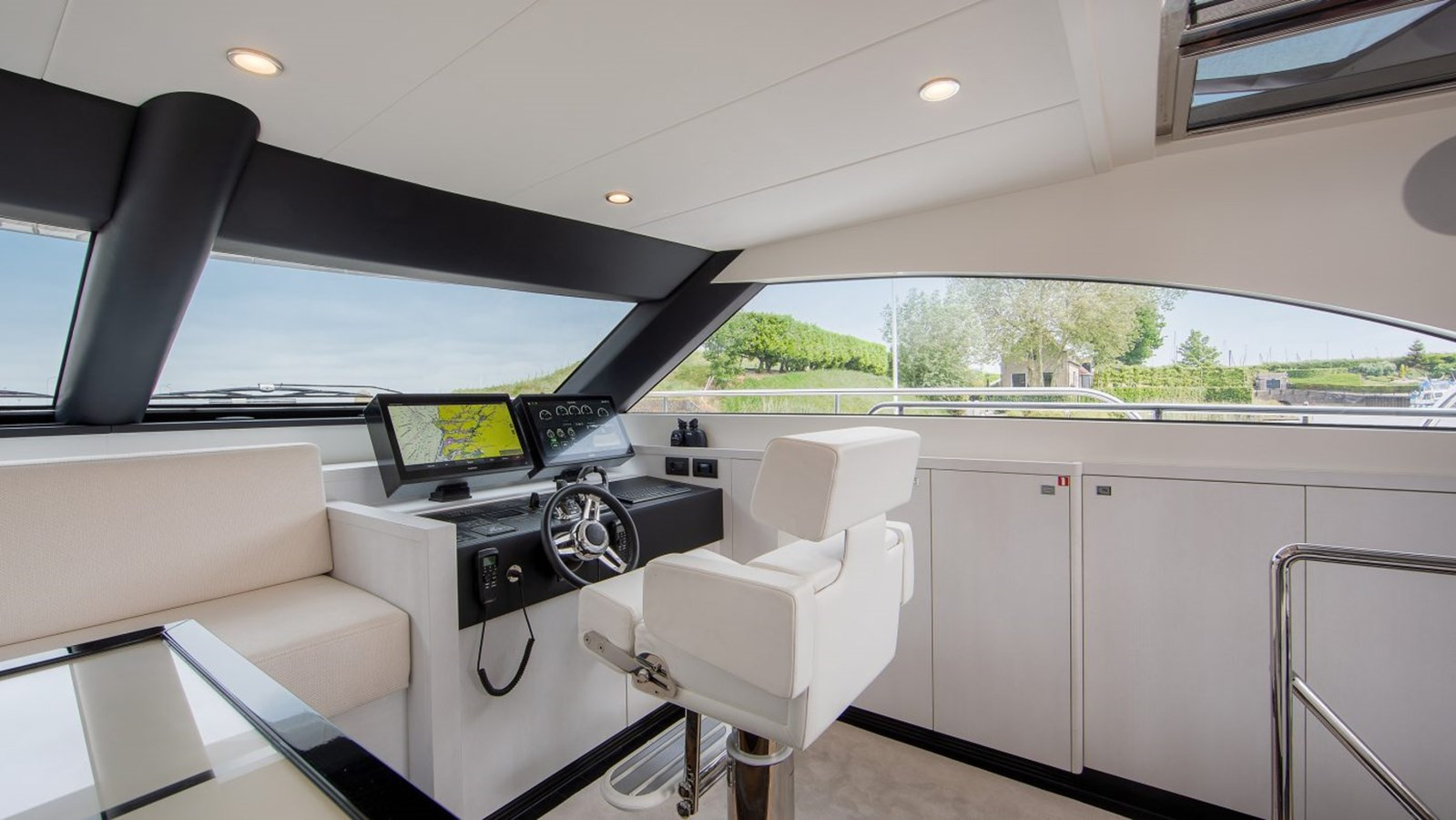 https://arconyachts.ams3.digitaloceanspaces.com/111150/conversions/large_2959613-optimize.jpg
