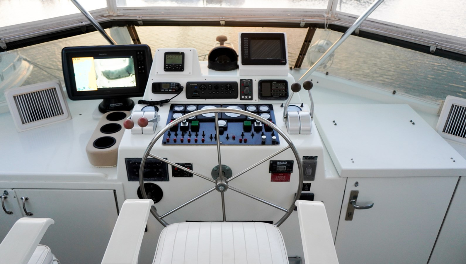 https://arconyachts.ams3.digitaloceanspaces.com/111317/conversions/large_4513040-optimize.jpg