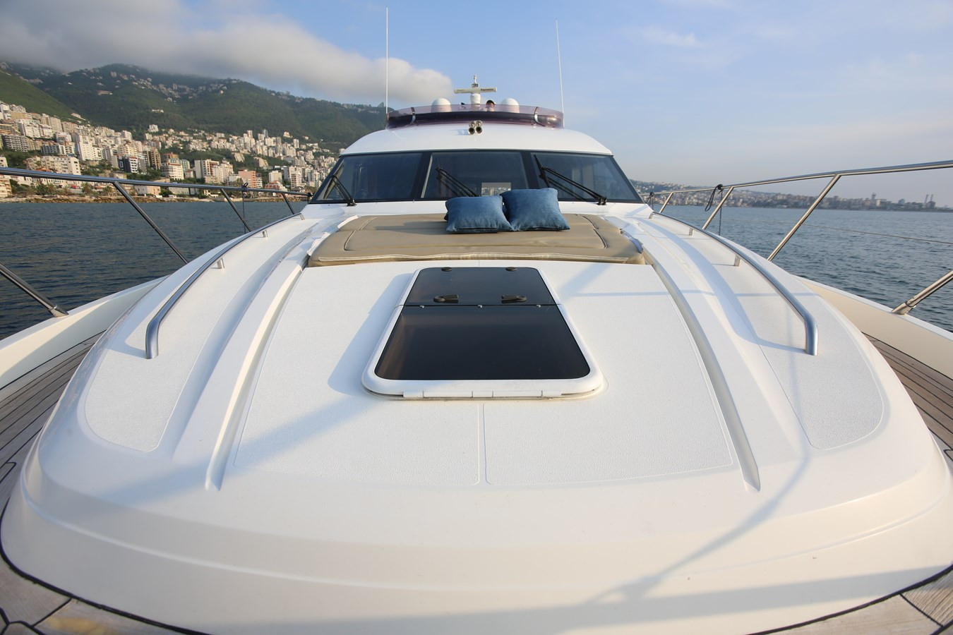 https://arconyachts.ams3.digitaloceanspaces.com/111561/conversions/large_3840878-optimize.jpg