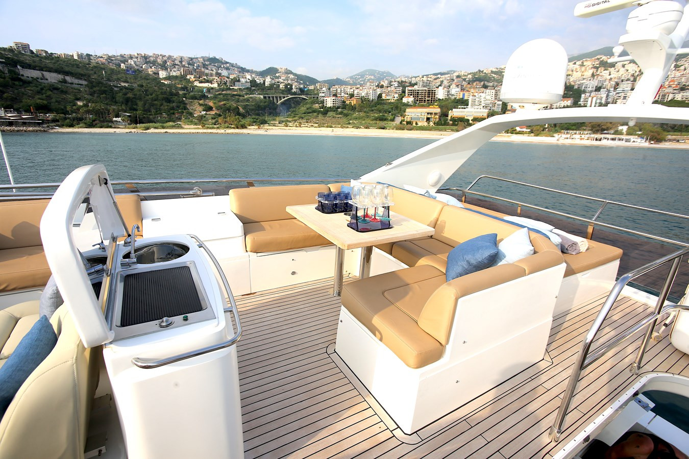 https://arconyachts.ams3.digitaloceanspaces.com/111567/conversions/large_3840885-optimize.jpg
